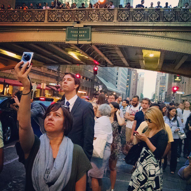 1505-PL-NYC-Manhattanhenge-Onlookers/